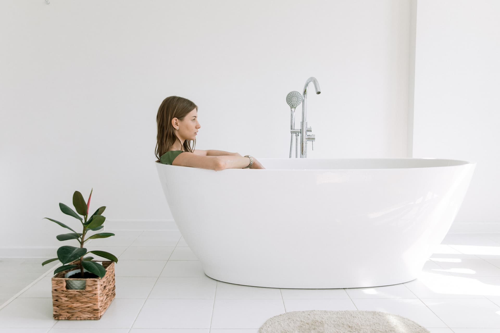 Las plantas son clave en la decoración de un baño